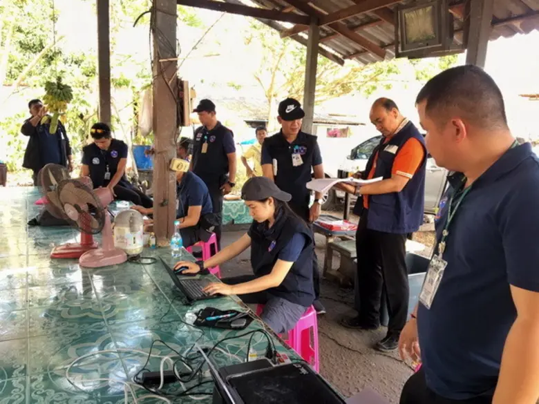 บุกตรวจโรงงานดัดแปลงน้ำมันเครื่อง	