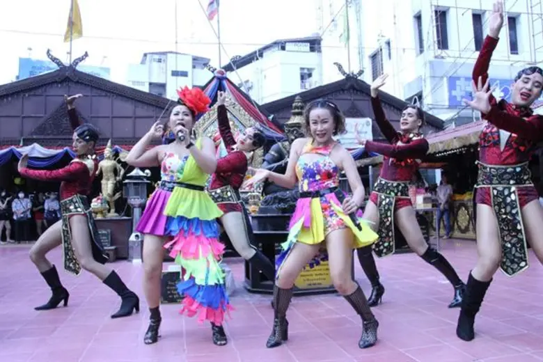 “ลูลู่-ลาล่า อาร์สยาม” เต้น ! สู้ฝุ่นพิษ บวงสรวงพระพิฆเนศเอาชัยรับปีหมูทอง