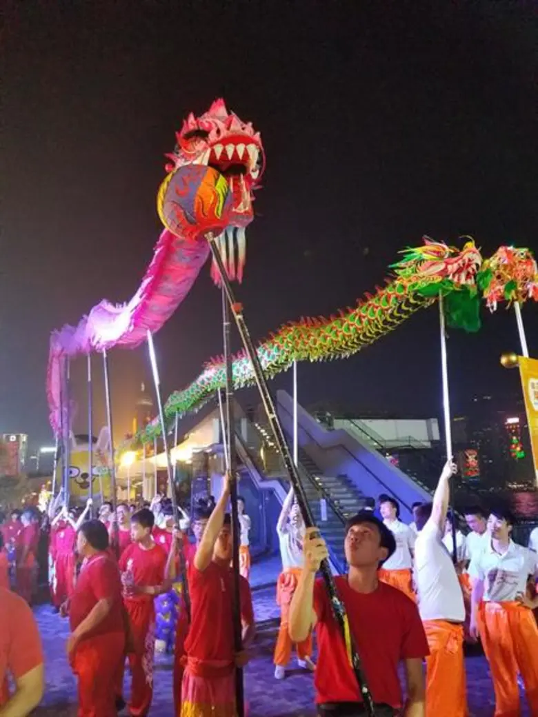 โชว์ขบวนพาเหรดนานาชาติฉลองตรุษจีนยามค่ำคืนที่ฮ่องกง  ชมสุดยอดการแสดงระดับโลก พร้อมมอบของรางวัลสุดเซอร์ไพรส์แก่นักท่องเที่ยว