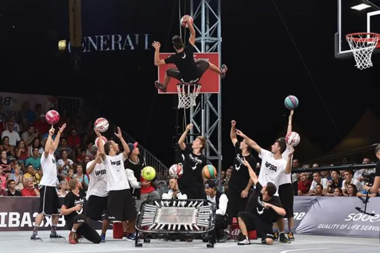 โชว์ขบวนพาเหรดนานาชาติฉลองตรุษจีนยามค่ำคืนที่ฮ่องกง  ชมสุดยอดการแสดงระดับโลก พร้อมมอบของรางวัลสุดเซอร์ไพรส์แก่นักท่องเที่ยว