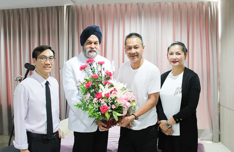 นพ.ดาวิน นารูลา ผอ.โรงพยาบาลสุขุมวิท และนพ.วรรัตน์ ...