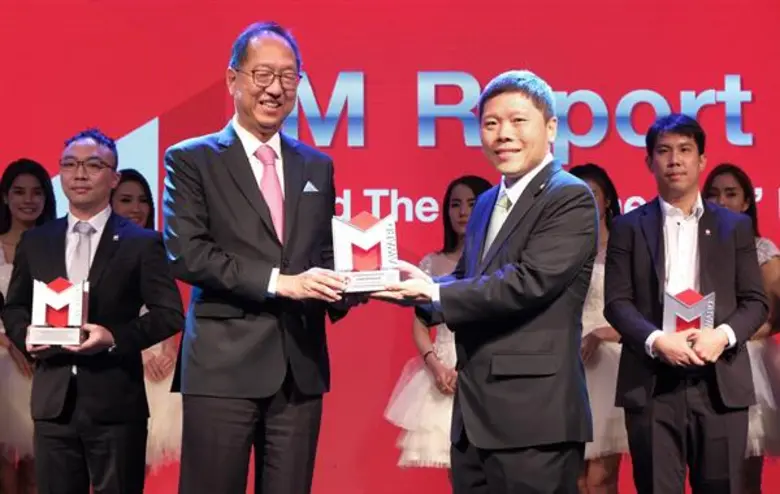 นายอานนท์ เรืองจรุงพงศ์ (ขวา) ประธานเจ้าห...