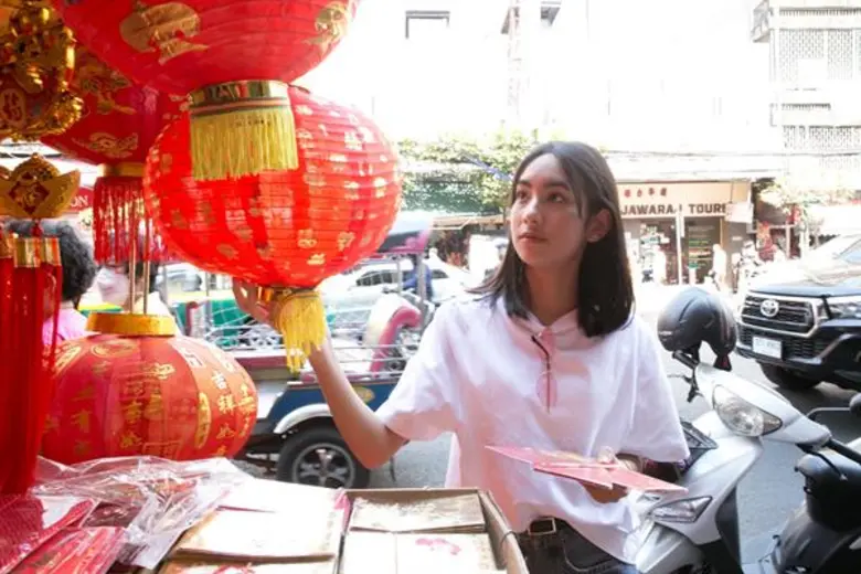 เที่ยวเยาวราช “เอฟฟี่” ควงแขน “เบนซ์” ไหว้พระขอพร รับตรุษจีน