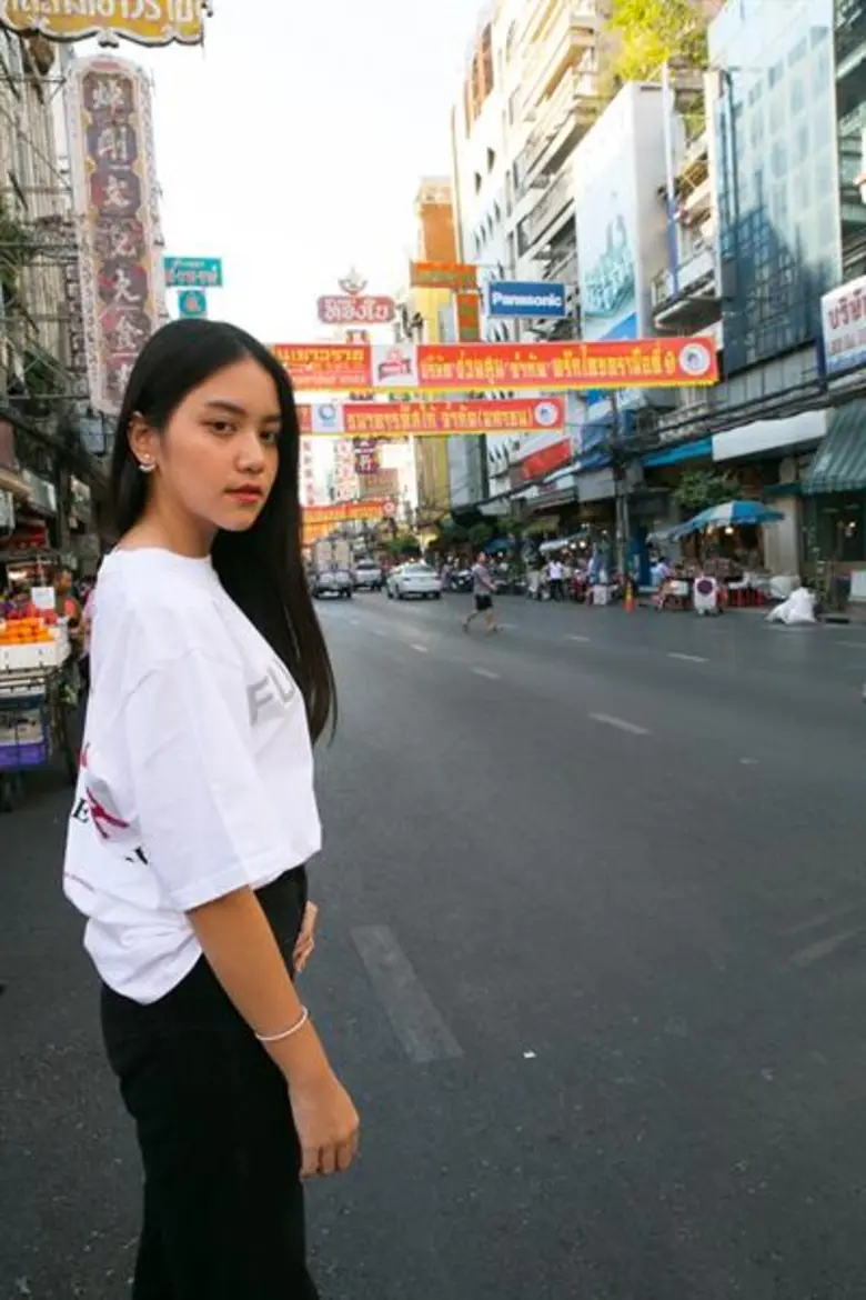 เที่ยวเยาวราช “เอฟฟี่” ควงแขน “เบนซ์” ไหว้พระขอพร รับตรุษจีน