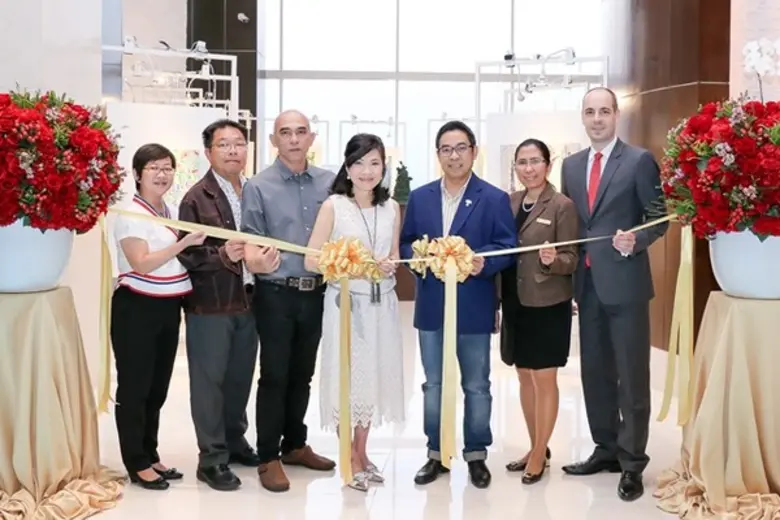 สุพัตรา จิราธิวัฒน์ (กลาง) รองประธานอาวุโส ฝ่ายองค์...