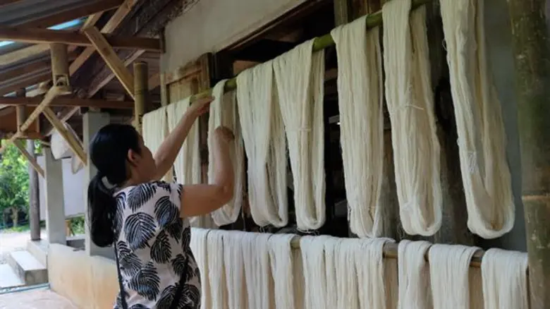 แม้ว่าปัจจุบัน คนจะหันมาอนุรักษ์ผ้าไทยและ...