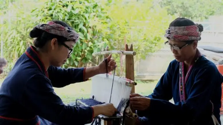 บริติช เคานซิล ผุดโครงการ “Crafting Futures” สนับสนุนงานคราฟต์ทั่วโลก ดึงเสน่ห์ “ผ้าทอไทลื้อ” ความท้าทายภูมิปัญญาหัตถกรรมในยุคโลกาภิวัฒน์