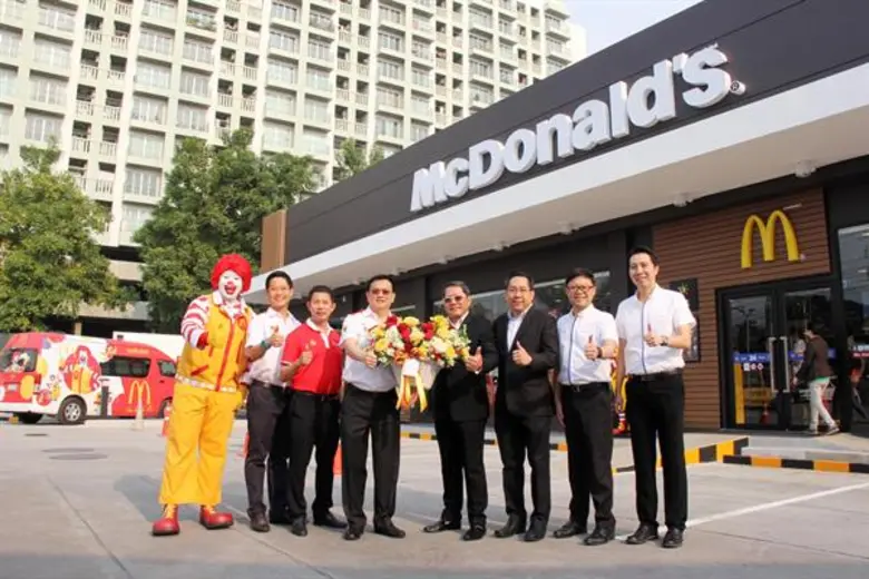 มร. เฮสเตอร์ ชิว (ที่ 5 จากซ้าย) ประธานกร...