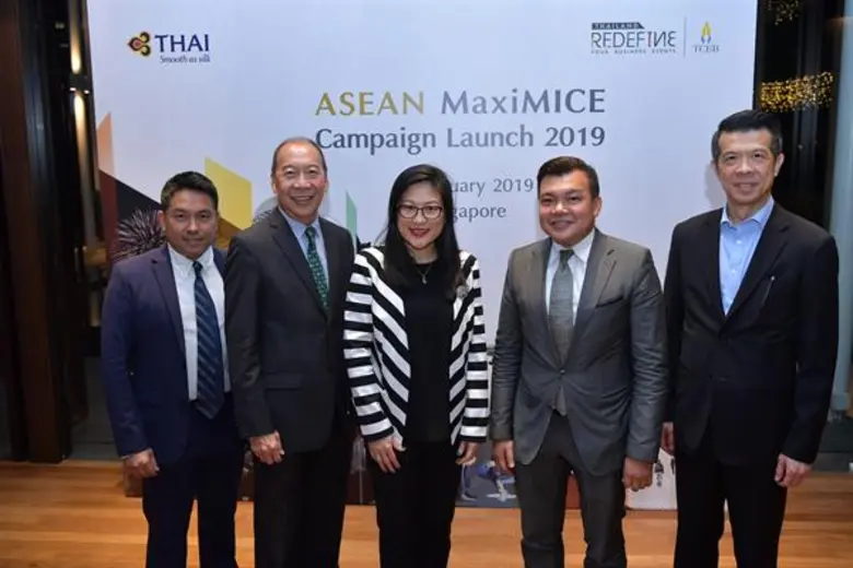 นายนิวัตน์ จันทรโชติ (ที่ 4 จากซ้าย) ผู้จ...