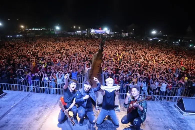 ปีที่แล้ว ศิลปินกลุ่มร็อกดาร์กไซด์ 500 ล้...