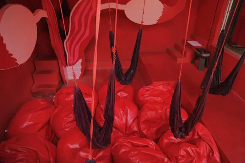 ทีวีไกด์: รายการ "หลงรักยิ้ม" สัมผัสรสชาติแห่งความตาย ณ. คาเฟ่แปลกกลางเมืองกรุงกับฝรั่ง “แดเนียล เฟรเซอร์”