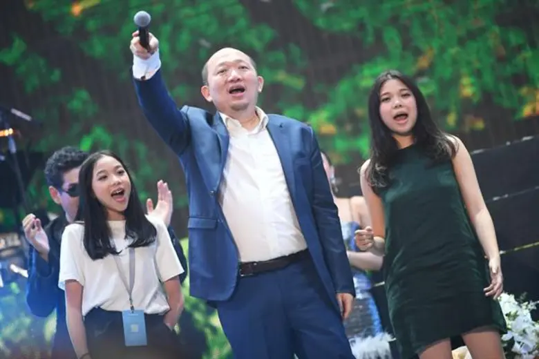 จบอย่างสวยงาม ศิลปิน แขกเซอร์ไพร์สอัดแน่นด้วยคนหล่อ แฟนเพลงรับความสุขเต็มอิ่ม บอย โกสิยพงษ์ ทุ่มสุดตัวสร้างสรรค์ทุกซีนโชว์ด้วยหัวใจในคอนเสิร์ตปิดไตรภาคฉลอง 50 ปี