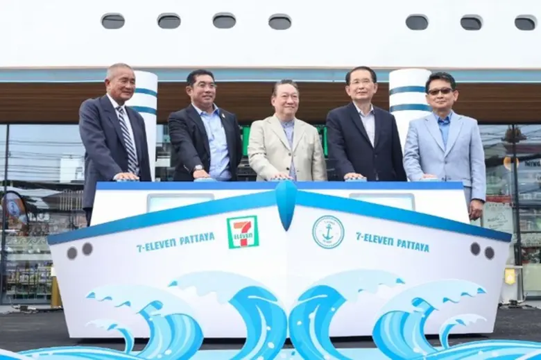 ก่อศักดิ์ ไชยรัศมีศักดิ์ (กลาง) ประธานกรร...