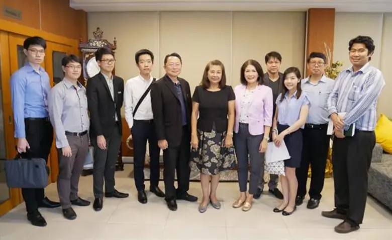 นางชุติภา กลิ่นสุวรรณ (ที่ 6 จากซ้าย) ประ...