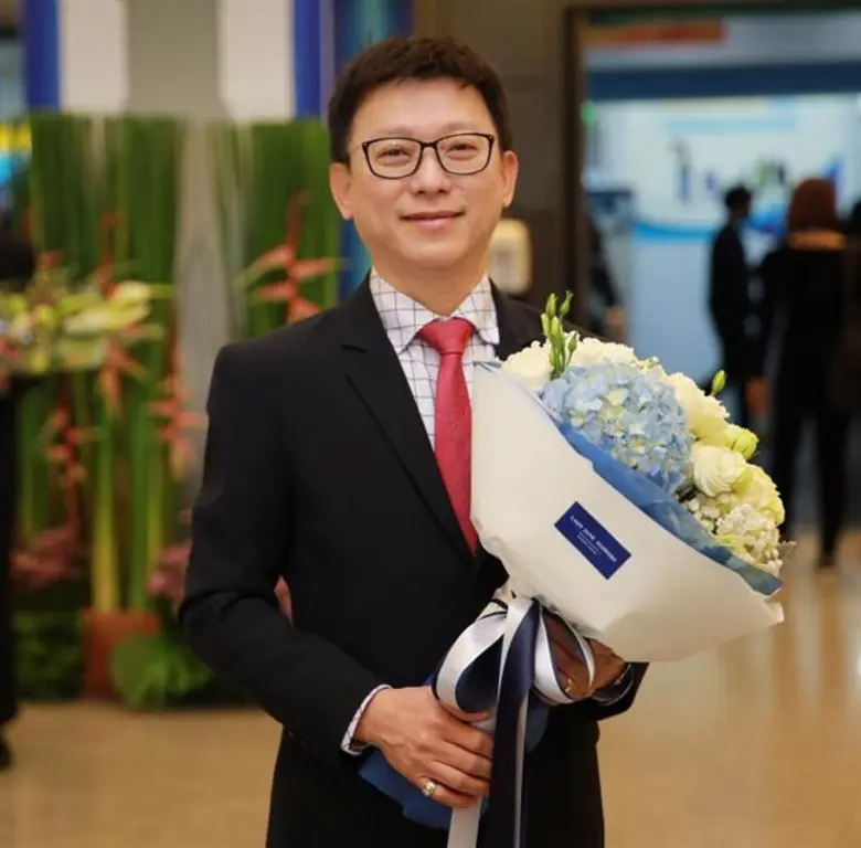 เพื่อนๆ รอคิวยาวเพื่อจะเลี้ยงแสดงความยินด...