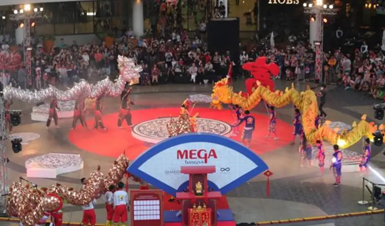 ต่อ – ธนภพ รับบทจักรพรรดิ์จีนผู้ยิ่งใหญ่  ในโชว์พิเศษฉลองตรุษจีนมหามงคล พร้อม 3 คณะมังกรดัง ในงาน “เมกา วันเดอร์ฟูล ไชนีส 2019” ณ ศูนย์การค้าเมกาบางนา