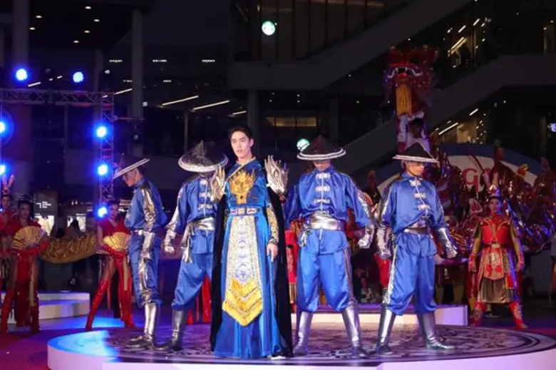 ต่อ – ธนภพ รับบทจักรพรรดิ์จีนผู้ยิ่งใหญ่  ในโชว์พิเศษฉลองตรุษจีนมหามงคล พร้อม 3 คณะมังกรดัง ในงาน “เมกา วันเดอร์ฟูล ไชนีส 2019” ณ ศูนย์การค้าเมกาบางนา