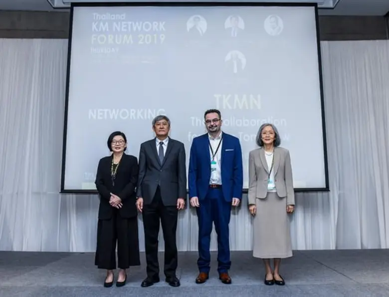 ดร.บุญดี บุญญากิจ (ขวา) ที่ปรึกษา ทริส คอ...