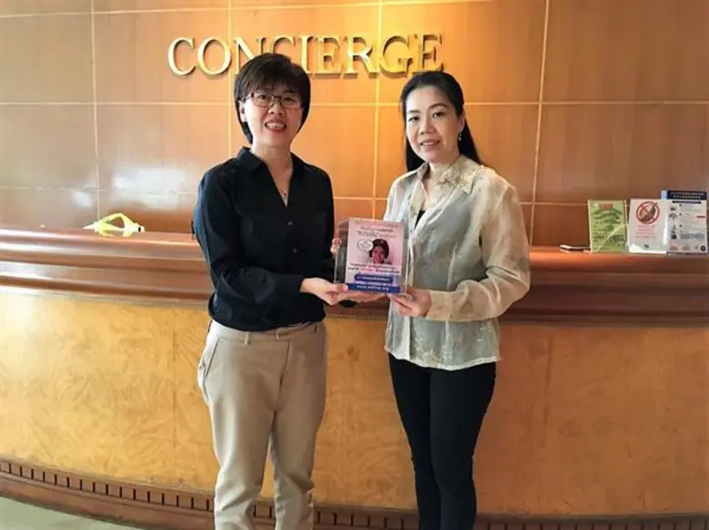 นางสาวขวัญเรือน เหลียวตระกูล (ขวา) ผู้อำน...