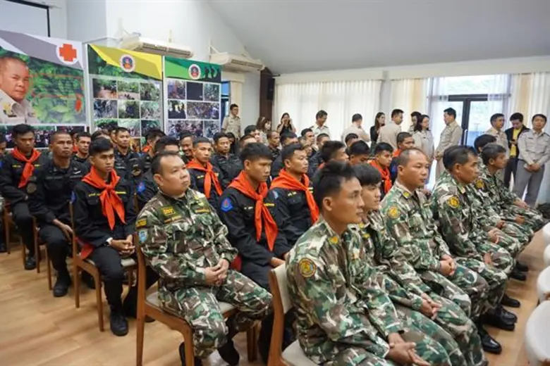 นายเชาวลิต เอกบุตร (ที่ 4 จากซ้าย) กรรมกา...