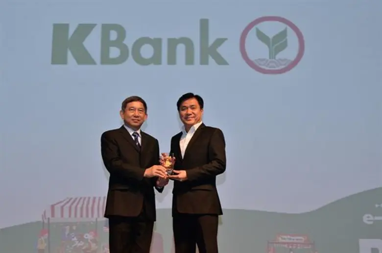 พลอากาศเอก ประจิน จั่นตอง (ซ้าย) รองนายกร...