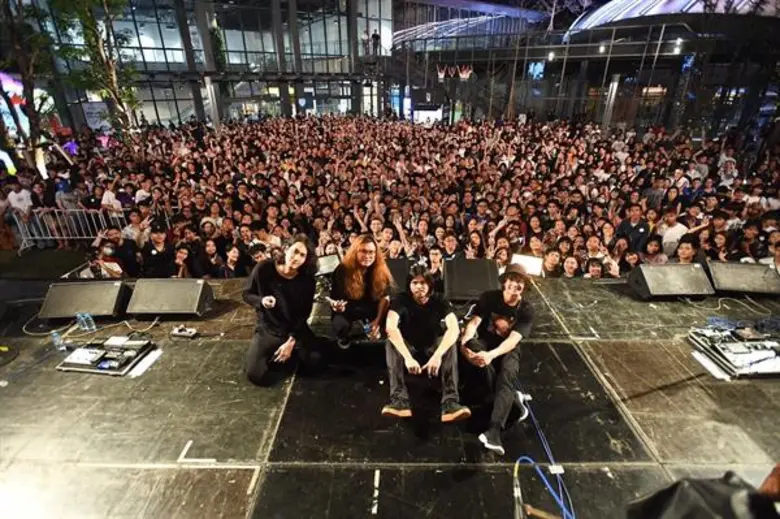 Whizdom Society presents 101 LOVEเทศกาลรักเกินร้อย งานที่จะทำให้คุณมีความรักมากกว่าเดิม อย่างน้อยก็นิดนึงเริ่มต้นอย่างคึกคัก เหล่าศิลปินและดีเจ นำทีมแบ่งปันความสุขต่อเนื่อง