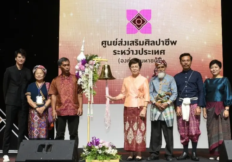 อัมพวัน พิชาลัย (ที่ 4 จากซ้าย) ผู้อำนวยก...