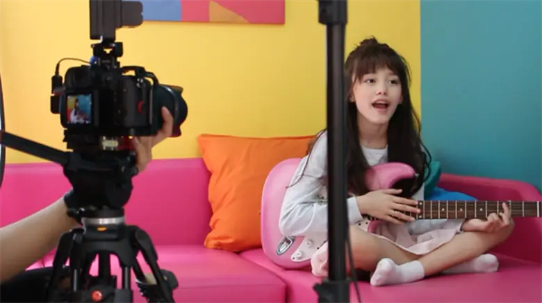 “Moly G” สวมวิญญาณคิวปิทน้อย ขอเป็นสื่อรักวาเลนไทน์ ส่งท่า “อาย” สุดฟินชวนอินกันทั้งเมือง !!!