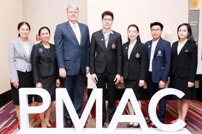 มร. โรเบิร์ต เมาเรอร์ เลิฟเลอร์ (ที่ 3 จา...