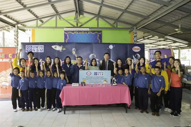 ดร.ทวีศักดิ์ บรรลือสินธุ์ (แถวหลังที่ 7 จ...