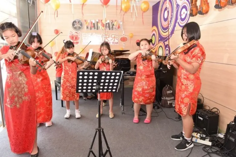 นักเรียนยามาฮ่าสุพรรณบุรี สุดน่ารัก ตี๋ - หมวย สวมชุดแดง เทศกาล "ตรุษจีน" เฮงๆ รับปีหมูทอง
