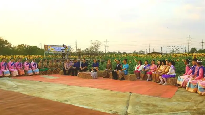 เอสซีจี จับมือชุมชนบ่อทอง และหน่วยงานภาครัฐ-เอกชน  ฟื้นพื้นที่เสื่อมโทรม สู่แหล่งท่องเที่ยววิถีชุมชน “ทุ่งทานตะวันบาน” จ.ปราจีนบุรี ด้วยแนวคิดเศรษฐกิจหมุนเวียน (Circular Economy)