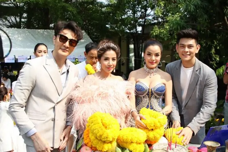 “ใบเตย-จูน” ประชันเด่น จัดเต็มชุดลูกทุ่งอลังการ นำทีม บวงสรวง ละคร “เทพธิดาขนนก”