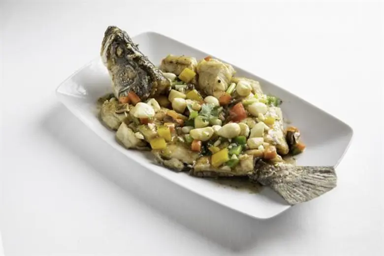 เมนูอร่อยสไตล์เจ้าสัว “ปลากะพงผัดเจ้าสัว และ กุ้งผัดโหงวก๊วย” โรงแรมคลาสสิค คามิโอ อยุธยา