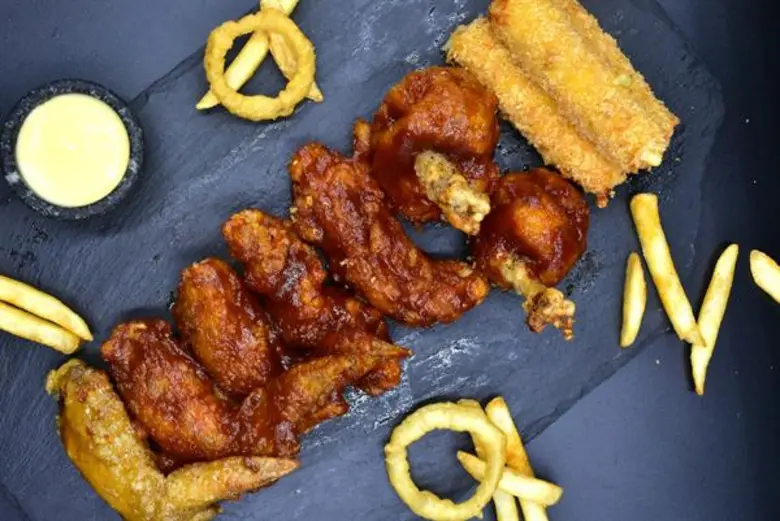 พบกับเมนูไก่ทอดคลุกซอสเพิ่มความฉ่ำสูตรลับ...