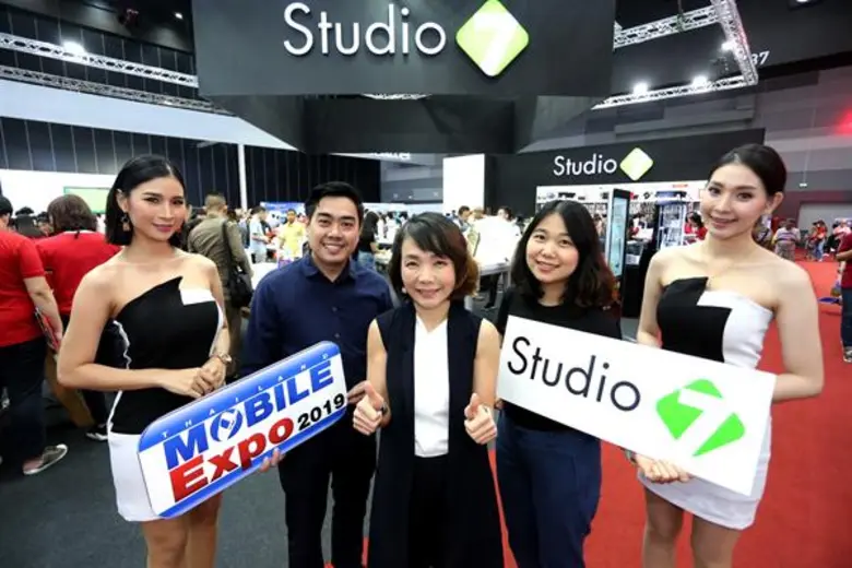 คุณณัฐนันท์ กีรติกรยศนันท์ (กลาง) ประธานเ...