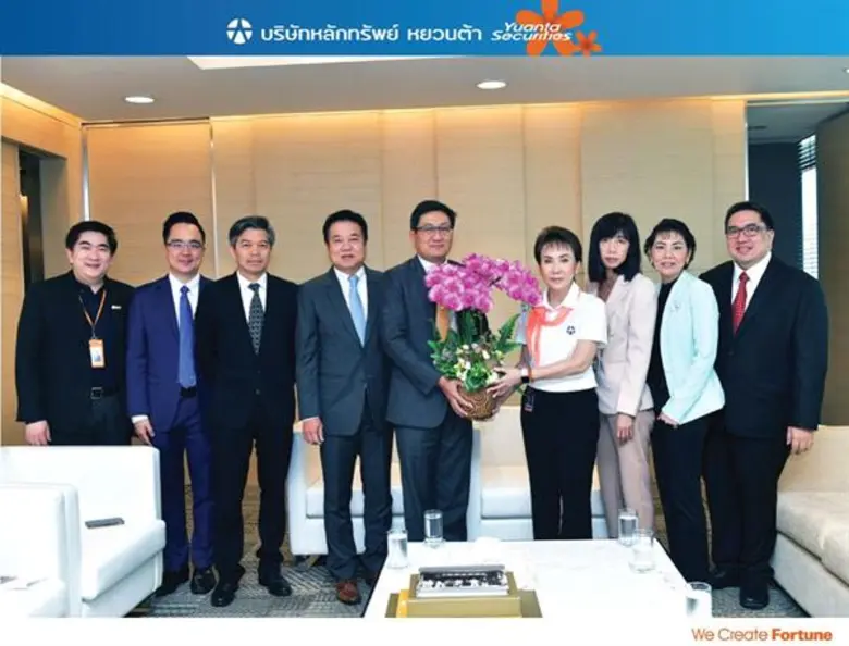 คุณบุญพร บริบูรณ์ส่งศิลป์ ประธานเจ้าหน้าท...