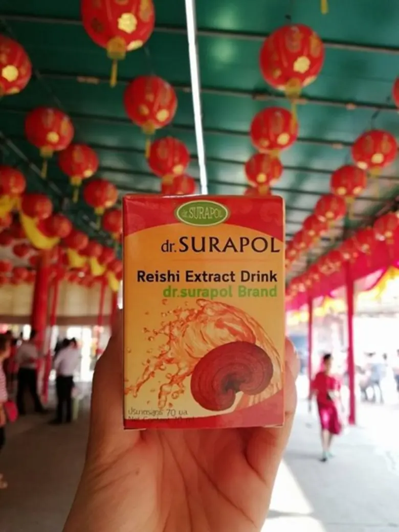 เห็ดหลินจือ ดร.สุรพล แจกน้ำเห็ดหลินจือสกัดเข้มข้น รับตรุษจีน ณ วัดมังกรกมลาวาส