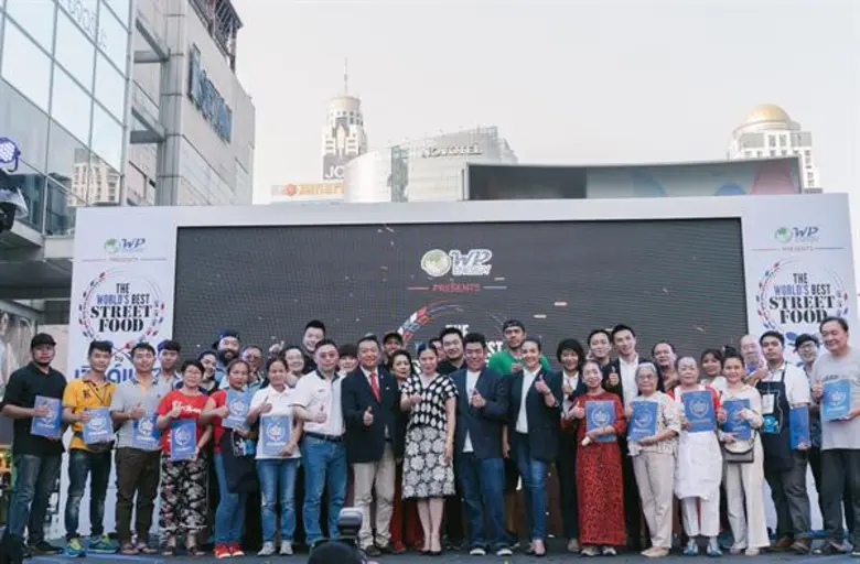 คุณชมกมล พุ่มพันธุ์ม่วง รองประธานเจ้าหน้า...