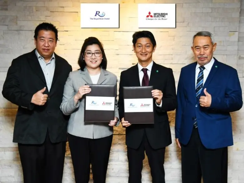 มร.มุเนอิสะ โอกาโมโตะ (กลางขวา) กรรมการผู...