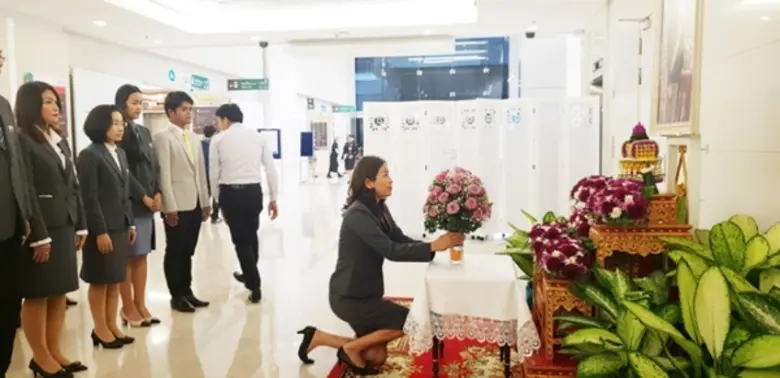 ม.ศรีปทุม ทูลเกล้าฯ ถวายแจกันดอกไม้ พระเจ้าวรวงศ์เธอ พระองค์เจ้าโสมสวลี พระวรราชาทินัดดามาตุ และลงนามถวายพระพร	