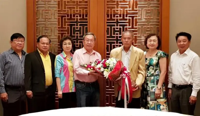 นายสุรชัย สุทธิธรรม (ที่ 3 จากขวา) นายกสม...