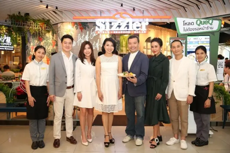 นงชนก สถานานนท์ (ที่ 4 จากซ้าย) ผู้ช่วยรอ...