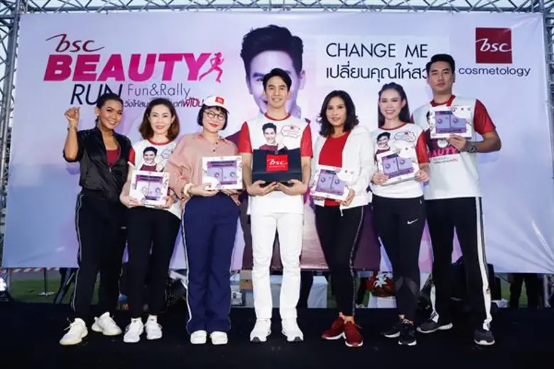 นางบุษบง มิ่งขวัญยืน (ที่ 3 จากขวา) กรรมก...