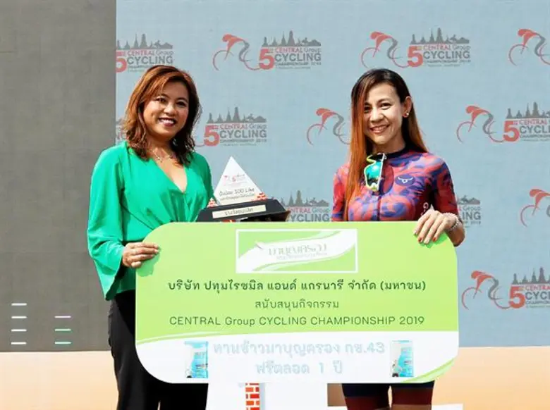 นางสาวฉัฐกานต์ วรรณกูล (ซ้ายสุด) ผู้ช่วยก...