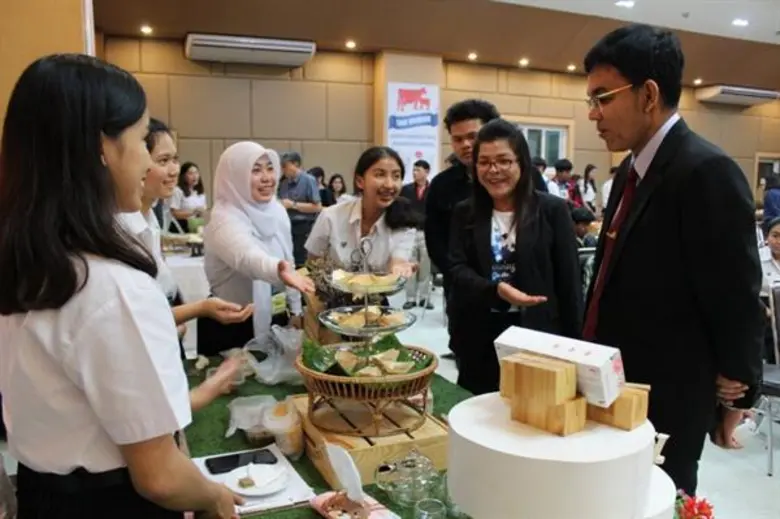 รศ.ดร. พรเทพ ถนนแก้ว คณบดีคณะเทคโนโลยี มห...