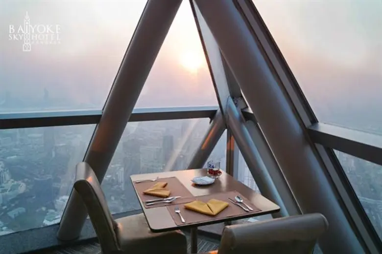 บอกรักสุดโรแมนติก บนห้องอาหารที่สูงที่สุดของกรุงเทพ ฯ ที่โรงแรมใบหยก สกาย