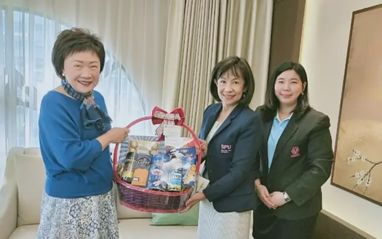 อาจารย์นิธนา เมลืองนนท์ รองคณบดีคณะบริหาร...