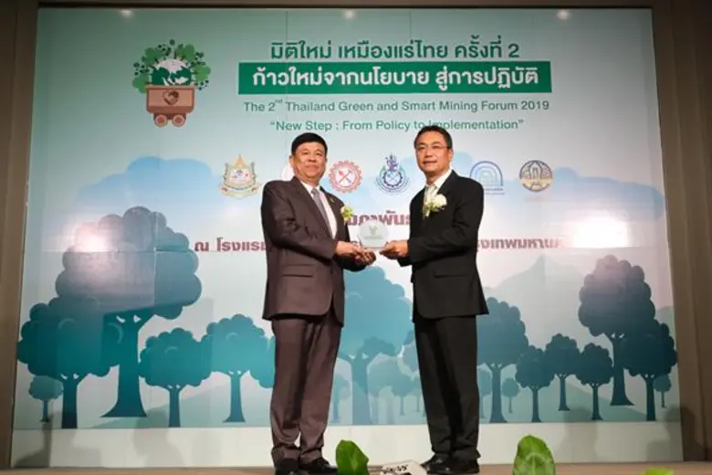 นายชนะ ภูมี (ขวา) Vice President Cement a...