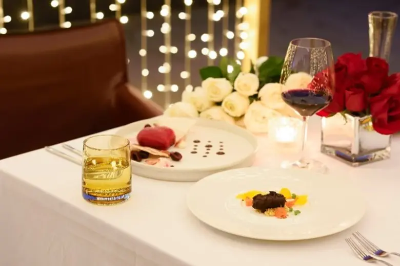 เซอร์ไพรส์สุดโรแมนติกในค่ำคืนวันวาเลนไทน์ ณ โรงแรมเรเนซองส์ กรุงเทพฯ ราชประสงค์